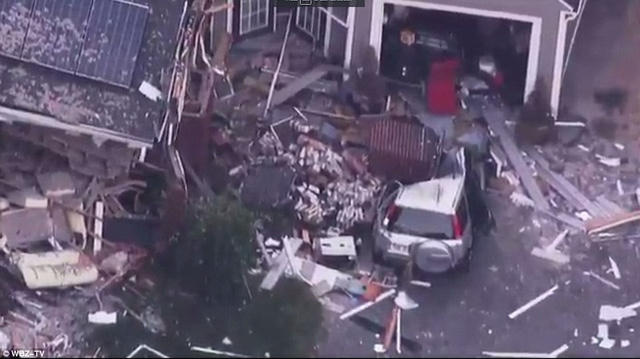 1Cảnh tượng tan hoang tại hiện trường một vụ nổ gas ở thị trấn Lawrence nhìn từ trên cao.