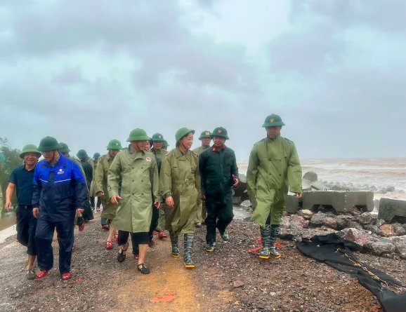 Khẩn trương hỗ trợ Nhân dân khắc phục hậu quả bão số 10 và mưa lũ