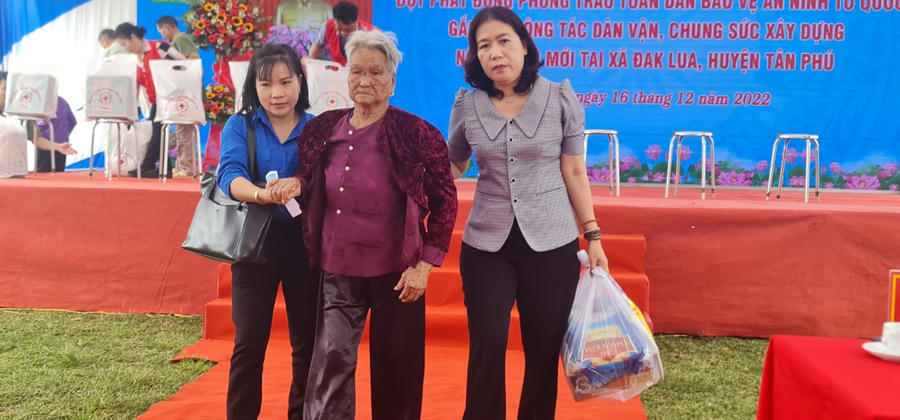 Tặng 800 phần quà cho các gia đình chính sách, hộ nghèo và người già neo đơn.