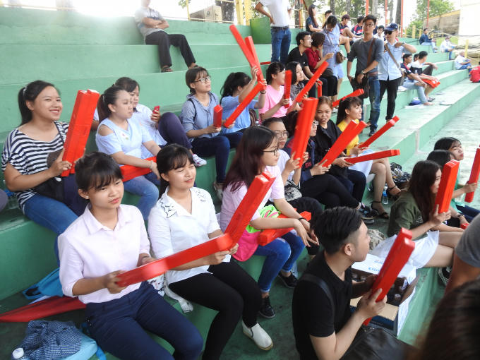 Các cổ động viên rất nhiệt tình cổ vũ cho các đội bóng dự Press cup 2017.