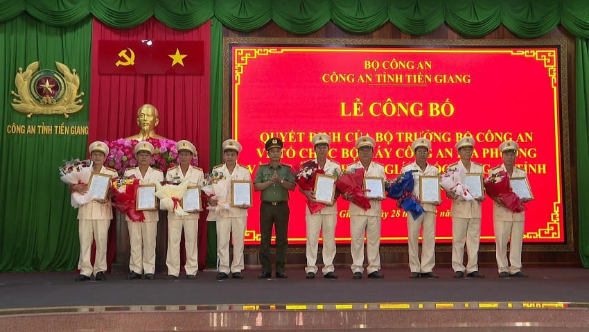 Công an tỉnh Tiền Giang công bố quyết định của Bộ trưởng Bộ Công an và Giám đốc Công an tỉnh