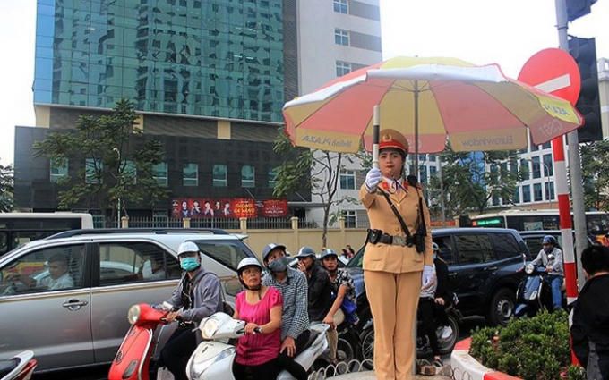 Từ trước v&agrave; trong ng&agrave;y quốc tế phụ nữ 8/3, nhiều nữ cảnh s&aacute;t CSGT Thủ đ&ocirc; vẫn kh&ocirc;ng qu&ecirc;n l&agrave;m tr&ograve;n nhiệm vụ đứng bục điều tiết, đảm bảo an to&agrave;n cho nh&acirc;n d&acirc;n đi lại.