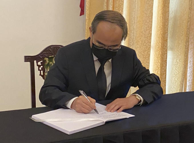 Bí thư Nguyễn Thiện Nhân viết sổ tang.