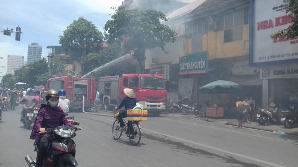 H&agrave; Nội: Ch&aacute;y lớn cạnh nh&agrave; h&agrave;ng KFC tr&ecirc;n đường L&ecirc; Duẩn