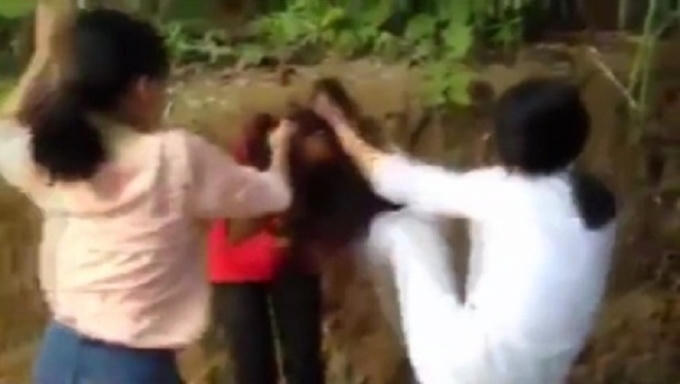 Hai nữ sinh liên tiếp tung ra những cú đòn đau lên người bạn đồng trang lứa.