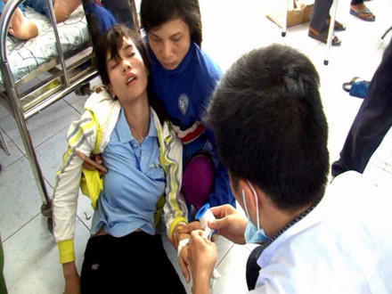 Công nhân Cty Samhoo ngộ độc. Ảnh: P.T.