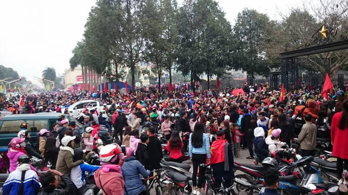 Rất đông người đã ra đón các cầu thủ "con cưng" của tỉnh nhà. (Ảnh: Hoàng Bảo Hân)