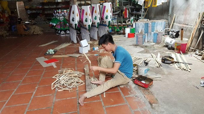 Theo nam công nhân này, bên cạnh các mặt hàng như tiền, vàng, ngựa...,  xe tay ga, ô tô, biệt thự chiếm phần lớn thị trường. Kiểu dáng, màu sắc, kích thước của các mặt hàng ngày càng phong phú, được thợ cải tiến sao cho giống đồ thật nhất có thể.