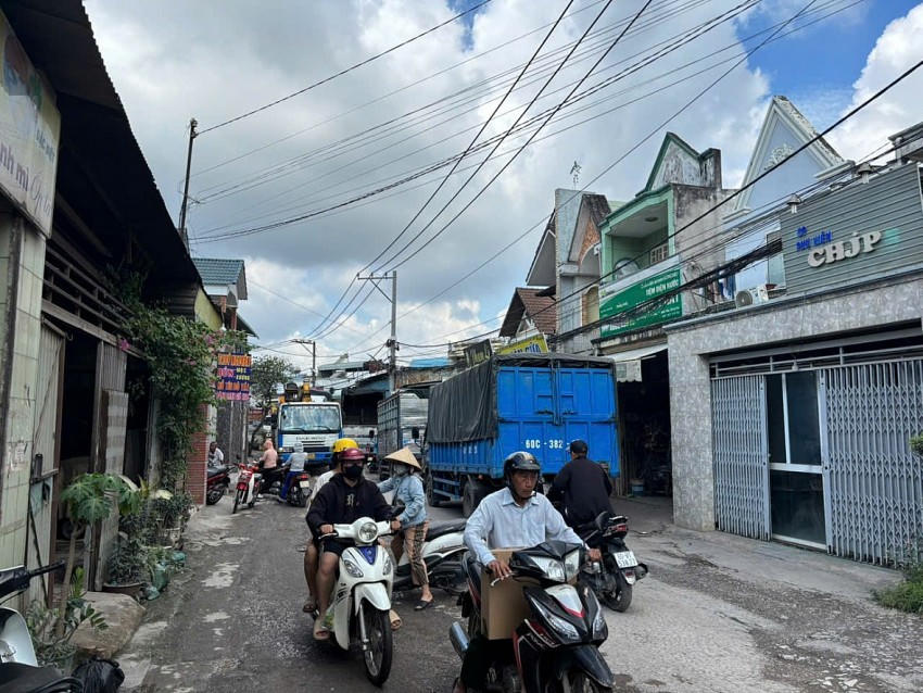 Ngoài việc xuống cấp, tuyến đường Lê Ngô Cát thường xuyên xảy ra ách tắc giao thông.