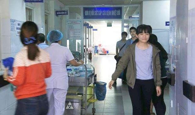 Khoa cấp cứu Bệnh viện đa khoa Đà Nẵng đang điều trị bệnh nhân trong gia đình nghi bị ngộ độc.