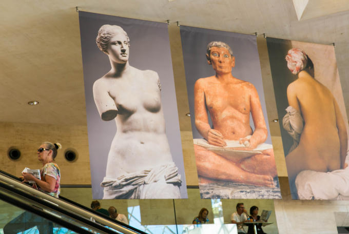 Kim tự tháp bằng kính không có đáy, ngầm phía dưới cũng là một cấu trúc bằng kính mang hình kim tự tháp ngược với đỉnh chúc xuống phía dưới. Đây là nơi sảnh lớn có cầu thang cuốn và những lối đi dẫn đến các khu vực của bào tàng.