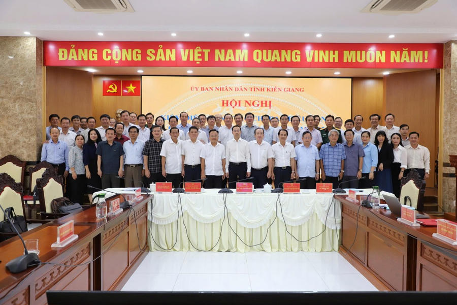Đại biểu chụp hình lưu niệm