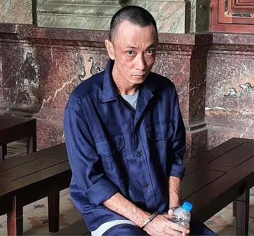 Lái xe tải tông hàng xóm vì không cho nhờ ngõ đi.