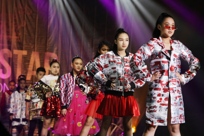 Dàn mẫu nhào lộn, múa lụa trên sân khấu thời trang Hong Kong