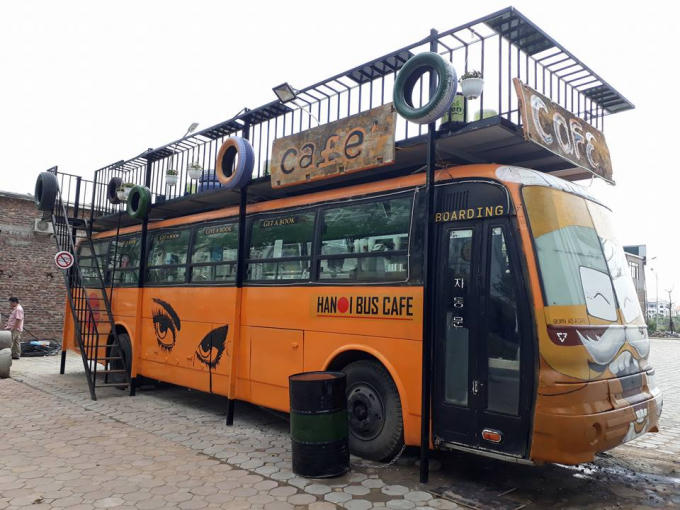 Chiếc thùng phuy cắt ra nhằm mục đích trang trí cho afe xe buýt ở khu đô thị Linh Đàm (Hoàng Liệt, Hoàng Mai, Hà Nội).