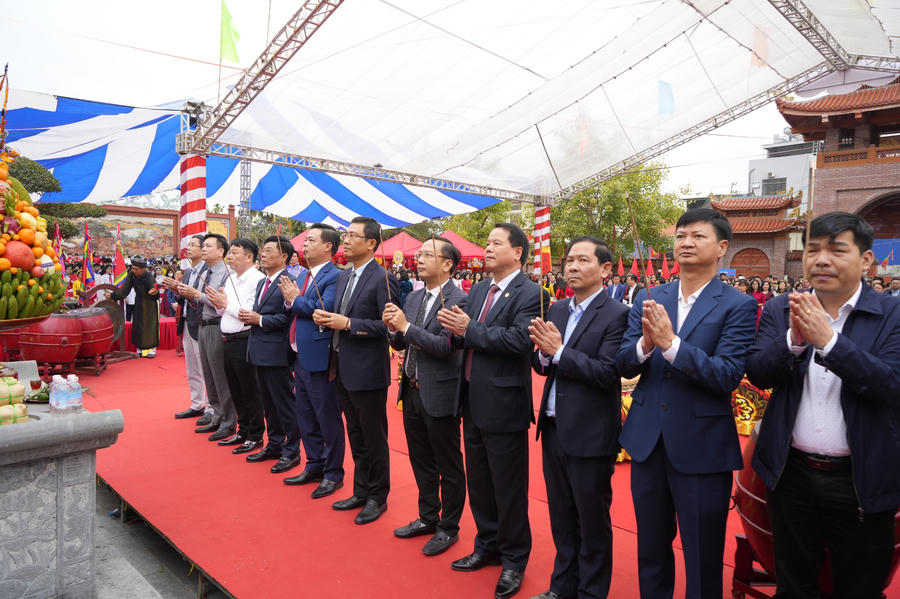 Lãnh đạo dâng hương tại Lễ khai bút xuân Giáp Thìn.