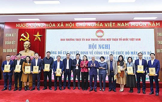 Ông Đỗ Văn Chiến, Ủy viên Bộ Chính trị, Bí thư Trung ương Đảng, Bí thư Đảng đoàn, Chủ tịch Ủy ban Trung ương MTTQ Việt Nam trao Quyết định về công tác cán bộ cho các đồng chí Phó Trưởng Ban các Ban, đơn vị theo Quyết định số 217-QĐ/TW.
