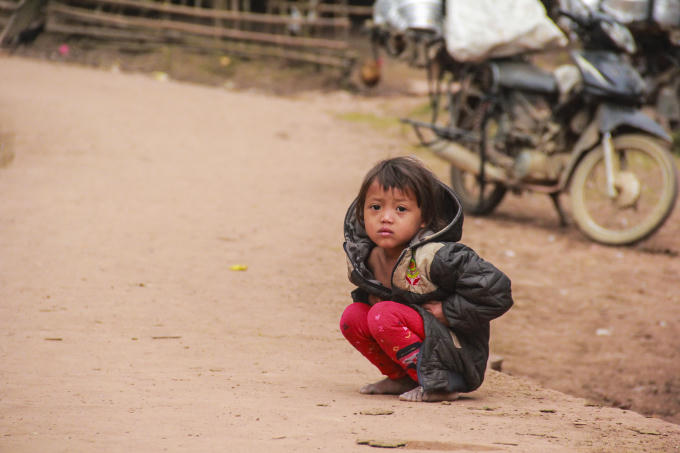 Nhiều em nhỏ "co ro" trong những manh áo mỏng. (Ảnh: Hải Long).