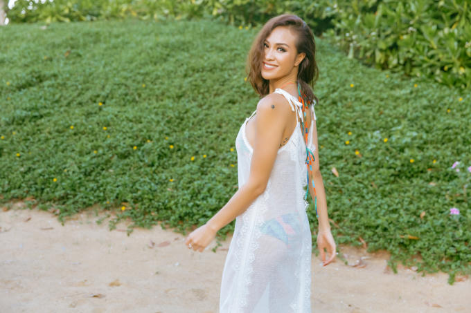 Phương Mai khoe vòng 1 bốc lửa bên bờ biển