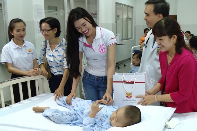 Chi Bảo, Xuân Bắc bảo vệ cho thí sinh Hoa hậu Việt Nam 2016 trước sự công kích của Trấn Thành