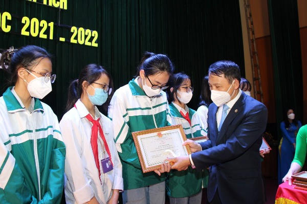 Đồng chí Nguyễn Tiến Tài, Tỉnh ủy viên, Bí thư Huyện ủy, Chủ tịch HĐND huyện trao phần thưởng cho học sinh đạt giải học sinh giỏi cấp tỉnh năm học 2021-2022.