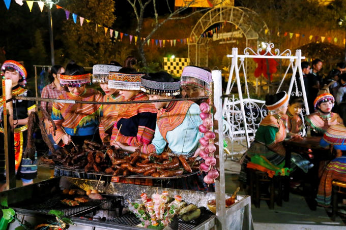 Và dù đến Fansipan mùa nào, thì chuyến khám phá Tây Bắc sẽ thiếu trọn vẹn khi bỏ qua những món đặc sản vùng cao đầy quyến rũ tại Ga đi cáp treo nằm trong khuôn viên Sun World Fansipan Legend. Chỉ cần chọn combo “Ẩm thực Mường Hoa”- đang được triển khai song song với chương trình khuyến mãi vé tàu hỏa leo núi tại khu du lịch này với hai mức 150.000 và 200.000 đồng, du khách sẽ tha hồ thưởng thức hương vị vùng cao với nhiều món ngon nức tiếng.