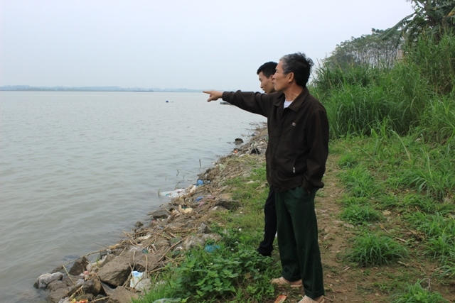 Ông Trần Xuân Toát chỉ khu vực các công ty hoạt động khai thác cát.