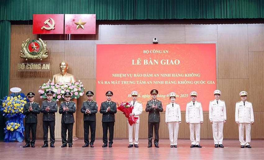 Thứ trưởng Phạm Thế Tùng tặng hoa chúc mừng đại diện lãnh đạo Trung tâm An ninh hàng không quốc gia.