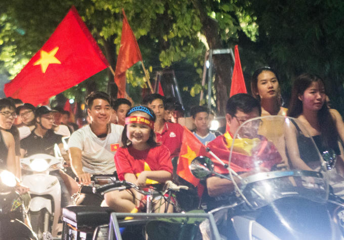 Trẻ em cũng được cha mẹ cho đi cùng để tận hưởng niềm vui chiến thắng.