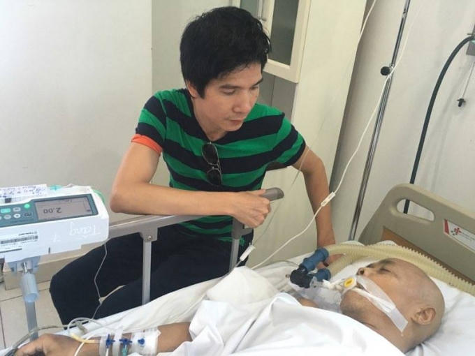 Ca sĩ Hồ Quang 8 - người luôn cùng nghệ sĩ Hán Văn Tình bên giường bệnh những giây phút cuối đời.