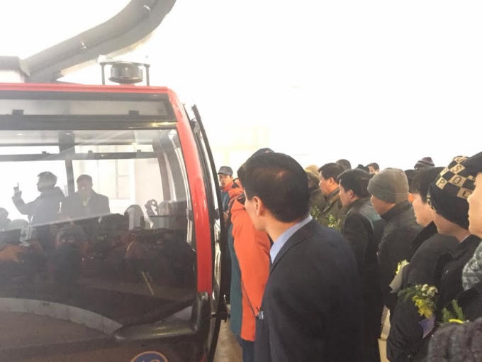 Người dân háo hức chờ đợi lên cáp treo Fansipan.