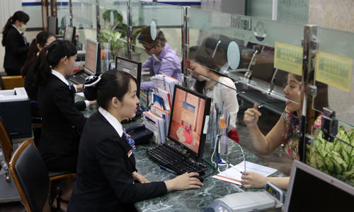 Các ngân hàng từ nay sẽ thống nhất cách tính lãi gửi và vay thay vì mỗi nơi một kiểu. Ảnh: Đức Đồng.