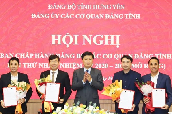 Ông Trần Quốc Toản, Phó Bí thư Thường trực Tỉnh ủy, Chủ tịch HĐND tỉnh, Bí thư Đảng ủy các cơ quan Đảng tỉnh trao quyết định thành lập các ban tham mưu, giúp việc Đảng ủy.
