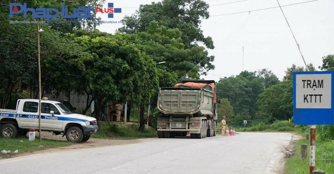 Lực lượng chức năng đang tiến hành kiểm tra tải trọng (Ảnh: Tiến Vũ)