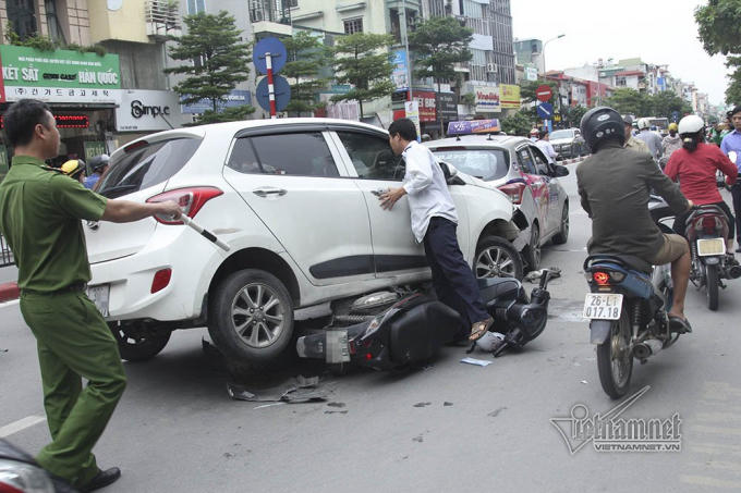Hà Nội: Huyndai i10 gây tai nạn liên hoàn trên phố Tôn Đức Thắng