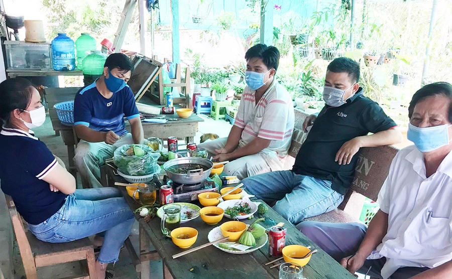 Nhóm người tụ tập ăn nhậu trong thời gian giãn cách xã hội bị bắt quả tang. Ảnh: Báo An Giang.
