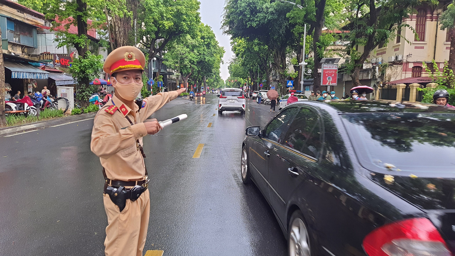 Lực lượng CSGT có mặt từ sớm, phân luồng đảm bảo giao thông tại các địa điểm thi