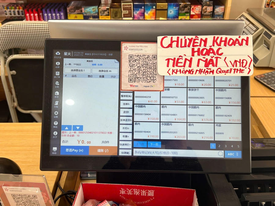 Thậm chí hoá đơn thanh toán và máy tính tiền tại cửa hàng cũng đều bằng chữ Trung Quốc, khiến người tiêu dùng Việt khó có thể phân biệt được tên, loại sản phẩm đã mua.