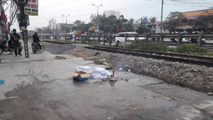 Nạn nhận tử vong ngay sau khi va chạm với tàu hỏa.