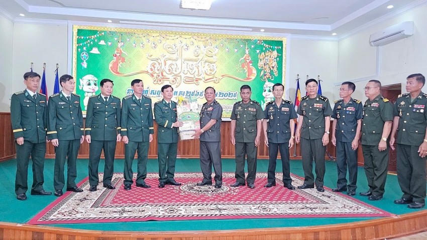 BĐBP tỉnh Đồng Tháp tặng quà, chúc tết lực lượng Tiểu khu Quân sự tỉnh Pray Veng. Ảnh: Hòa Bình