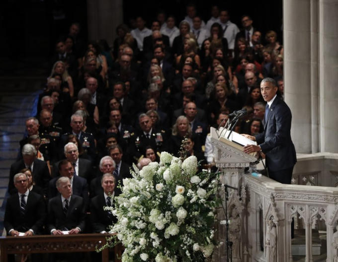 Còn trong bài điếu văn của mình, cựu tổng thống Mỹ Barack Obama cũng mạnh mẽ lên án những hành động sỉ nhục người khác và gây “tranh cãi giả tạo” hiện tồn tại giữa đời sống chính trị và hình ảnh trước công chúng. “Đó là kiểu chính trị giả vờ tỏ vẻ dũng cảm và gan lỳ, nhưng thực chất dược sinh ra từ nỗi sợ hãi. John muốn chúng ta vĩ đại hơn như vậy. Ông ấy kêu gọi chúng ta phải sống tốt hơn như vậy”, cựu tổng thống Mỹ nhấn mạnh. Ảnh: AP.