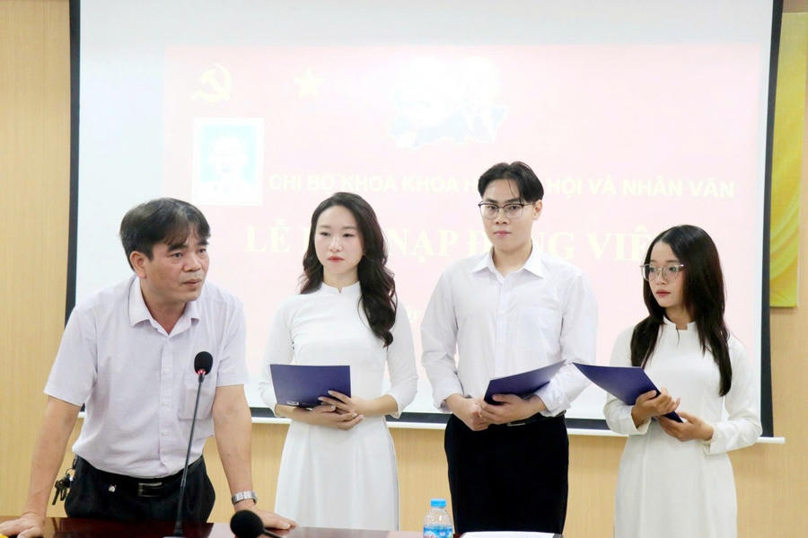 Bí thư Chi bộ, Trưởng Khoa Khoa học xã hội và Nhân văn Vũ Công Hảo phát biểu giao nhiệm vụ, phổ biến quyền và nghĩa vụ cho các Đảng viên mới.