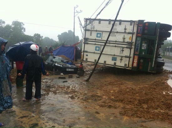 Hiện trường vụ tai nạn giao thông làm 1 người chết và 2 người bị thương sáng nay (11/1) tại Phú Thọ.  Ảnh: Công Lý.
