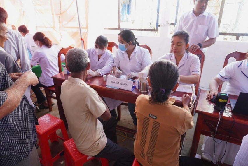 Đoàn công tác đã tiến hành thăm khám, tư vấn sức khỏe là thương binh, gia đình chính sách, người có hoàn cảnh khó khăn và neo đơn. Ảnh: Ngọc Cường