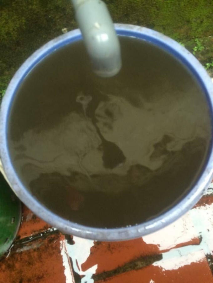 Nước sạch nhà bà Thủy khi mở vòi vặn ra có màu đen.
