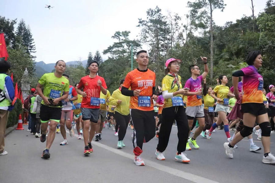 Các runner trải nghiệm cung đường đẹp của khu di tích quốc gia Yên Tử.