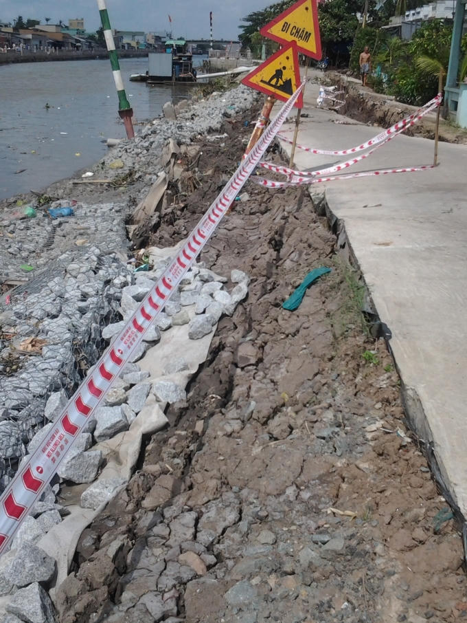 Đoạn đường bị sụt lún dài khoảng 100m. (Ảnh N.H)