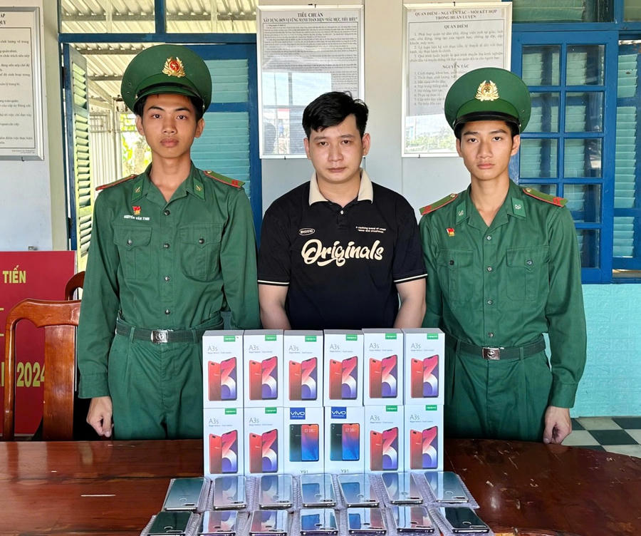 Huỳnh Tuấn Lộc cùng tang vật tại Đồn Biên phòng Khánh Tiến (BĐBP Cà Mau).