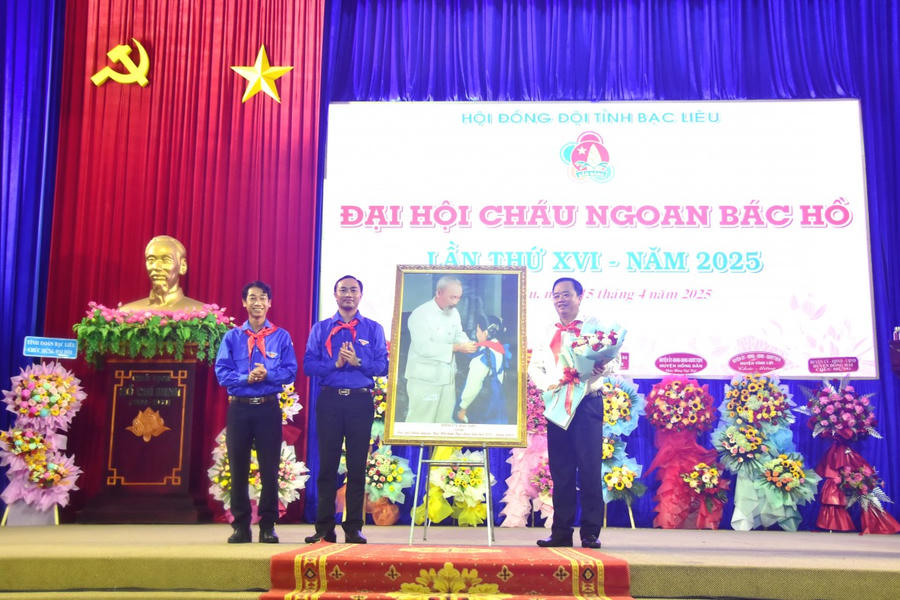 Ông Huỳnh Quốc Việt - Ủy viên dự khuyết BCH TW Đảng, Phó Bí thư Thường trực Tỉnh ủy Bạc Liêu, tặng bức tranh: “BÁC HỒ VỚI THIẾU NHI” cho Đại hội.