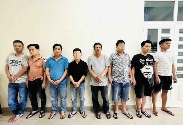 Các đối tượng đánh bạc tại cơ quan công an